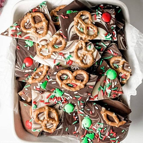 marbled chocolate bar bark Chocolate Bark In Oven, Christmas Chocolate Bark In Oven, Candy Bar Bark, Marbled Desserts, Bark Candy Recipes, Xmas Bark, Chocolate Christmas Bark, Choc Bark, Christmas Chocolate Bark Recipes