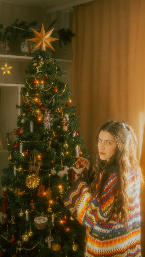 #vintagestyle #retroaesthetic #xmas #boho #bohemian #hippie #goblincore #cottagecore #fairycore #vintage #interior #designideas #cozyhome #bohemianinterior Christmas Aesthetic Photography, Moody Christmas Photography, Hippie Christmas Decor, 70s Christmas Aesthetic, Vintage Christmas Photoshoot, Hippie Christmas Tree, Christmas 70s, Christmas Tree Photoshoot, Vintage Inspired Christmas Decor