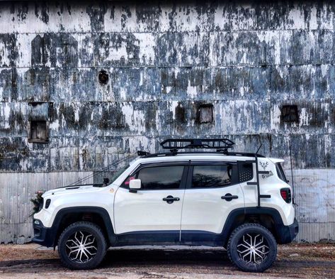 Jeep Renegade Latitude, White Jeep Renegade, Jeep Renegade Mods, Jeep Renegade 2017, Jeep Wrangler Renegade, Jeep Renegade Trailhawk, Jeep Gear, White Jeep, 2016 Jeep