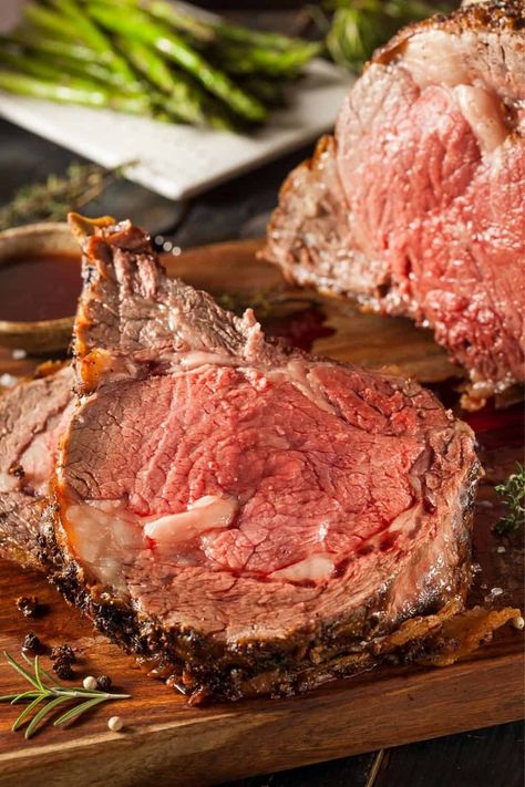 Wondering how to reheat prime rib so that it doesn’t lose its tenderness and juiciness? Here are 3 different ways to reheat prime rib Prim Rib Roast, Prime Rib In Oven, Reheating Prime Rib, Boneless Prime Rib Roast, Fancy Meals, Leftover Prime Rib, Prime Rib Roast Recipe, Italian Christmas Recipes, Cooking Prime Rib