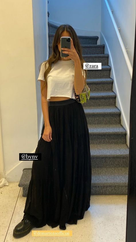 Fashion Outfits Skirts, Black Flowy Skirt Outfit, Flowy Skirt Outfit, Long Black Skirt Outfit, Flowy Black Skirt, Black Flowy Skirt, Outfits Skirts, Black Skirt Outfits, Long Flowy Skirt