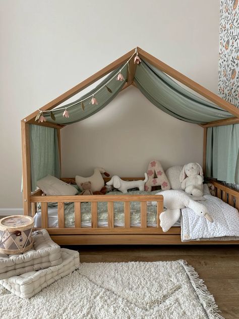 Toddler Bed Woodland, Kid Floor Bed Ideas, Kids Bed With Canopy, Cozy Toddler Bed, Small Toddler Room Ideas, Toddler Room Design, Floor Bed House, Cute Kids Bedroom, Bed For Baby