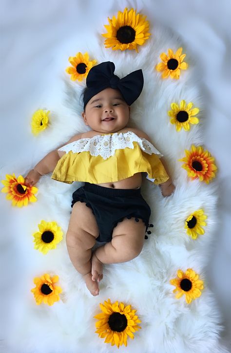 Spring inspired six month baby portraits...sunflowers Six Month Baby, Sibling Photography Poses, 6 Month Milestones, 6 Month Photos, Newborn Ideas, Month Photos, Milestone Photography, One Month Baby, Monthly Baby Pictures