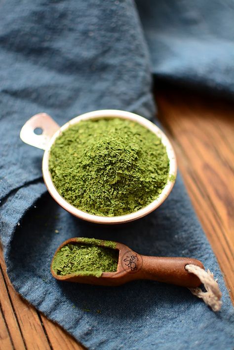 Dehydrated spinach in a copper measuring cup with a wood spoon next to it. Powders For Smoothies, Dehydrated Spinach, Spinach Powder, Preserving Foods, Spinach Recipe, Dehydrated Food, Spinach Recipes, Green Powder, Spinach Leaves