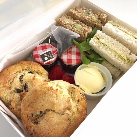 Take Away Afternoon Tea Tea Boxes, Graze Box, Afternoon Tea Recipes, Tea Time Food, Tea Party Food, Party Food Platters, Afternoon Tea Parties, Cream Tea, Picnic Food