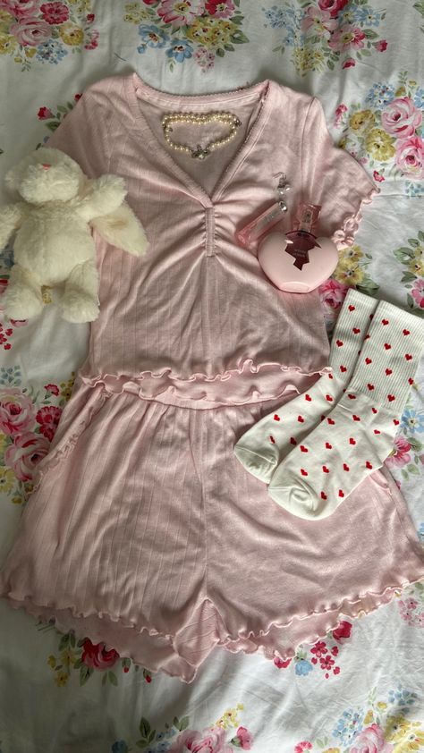 Soft Pyjama Aesthetic, Pink Coquette Pajamas, Pajamas Aesthetic Coquette, Comfy Pyjamas Aesthetic, Coquette Sleepwear Aesthetic, Aesthetic Pink Pajamas, Expensive Pajamas Aesthetic, Girly Pajama Aesthetic, Outfit Layout On Bed