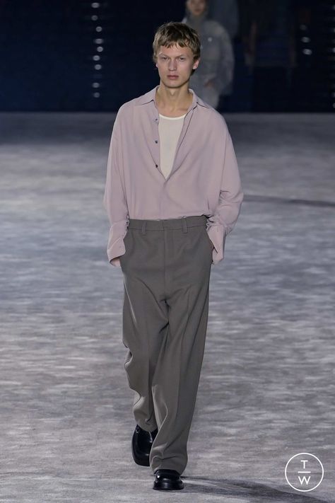 Men Fashion Runway 2023, Fashion Trends 2023 Fall Winter Men, Mens Winter Shirts, Minimalism Clothes, Highsnobiety Fashion, Mood Board Fashion, Winter 2023, Fashion Shows, Lookbook Outfits