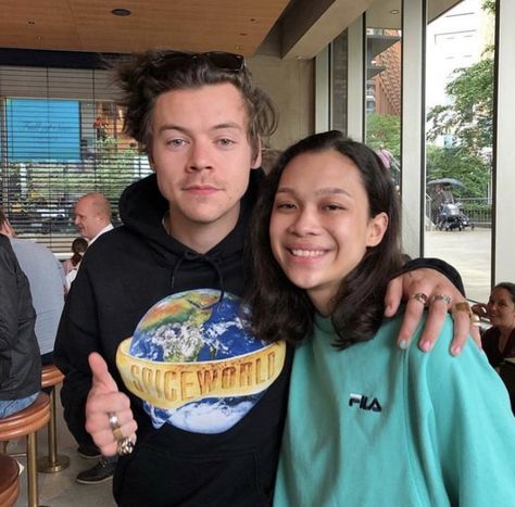 NEW// Harry with a fan in London June 18, 2019 Harry Styles With Fans, Harry 1d, Estilo Taylor Swift, Celebrity Style Red Carpet, Harry Styles Photos, Mr Style, Celebrity Art, Harry Edward Styles, Edward Styles