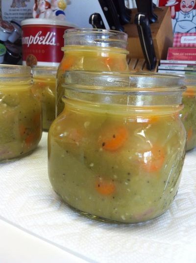 Split Pea Soup with Ham - CANNING AND COOKING AT HOME Canning Peas, Pressure Canner Recipes, Meat Soups, Canning Chili, Split Pea Ham Soup, Canning Pantry, Canning Soup Recipes, Summer Canning, Split Pea Soup With Ham