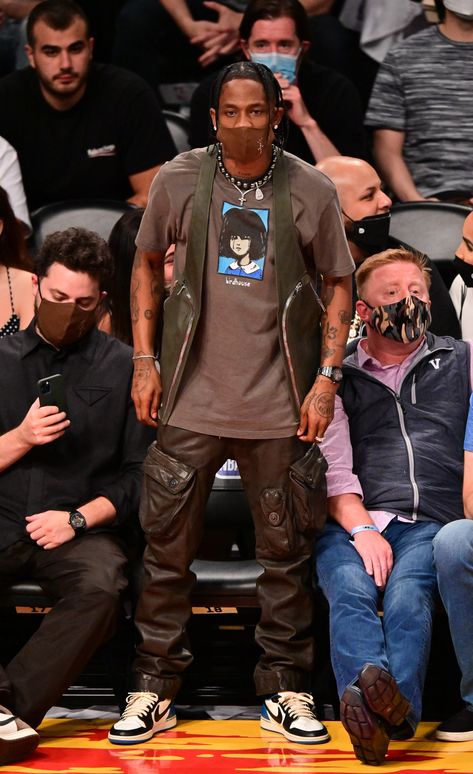 Travis Scott Crushes the Courtside Uniform | GQ Travis Scott Outfits Ideas, Travis Scott Shoes Outfit, Fits Of The Week, Travis Scott Outfits, Travis Scott Fashion, Travis Scott Concert, Travis Scott Shoes, Nike Travis Scott, Rapper Style