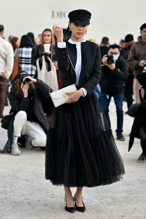 Paris Fashion Week Street Style Fall 2023 - Dior Moments Style Fall 2023, Paris Fashion Week Outfits, Dior Fashion Week, Sketch Portfolio, Dior Street Style, Dior Outfit, Dior 2023, Dior Style, Street Style Fall