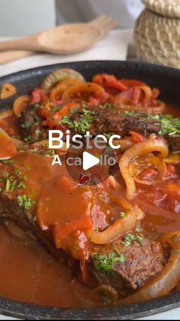 Spanish Bistec Recipe, Bistec Encebollado Puerto Rican, Pan Con Bistec Cuban, Dominican Carne Guisada, Bistec Encebollado, African Cooking, Beef Recipes Easy, Food Videos Cooking, Cilantro