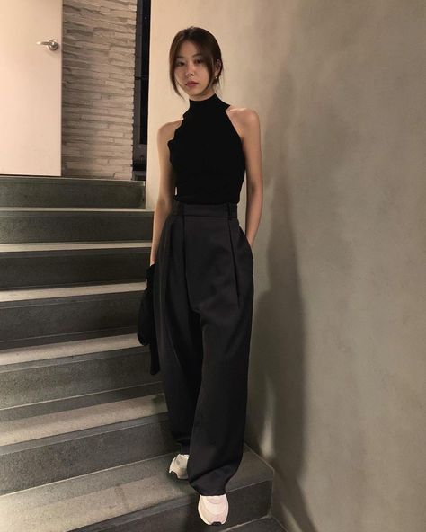 Shoes Wide Leg Pants, Leg Trousers Outfit, Aesthetic Outfit Black, All Black Outfit Casual, Wide Leg Trousers Outfit, Classic Chic Style, Mode Kpop, Classy Work Outfits, Korean Girl Fashion