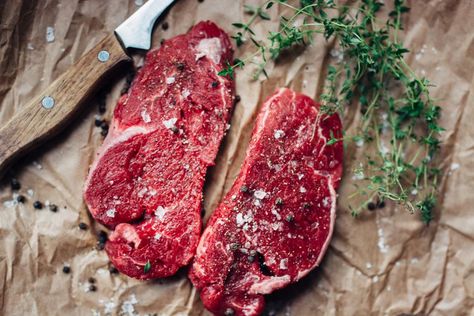 3 simple steps to prep your steak for the grill! #grilling #grill #summer #barbecue #bbq #steak #grilledsteak Barbeque Sides, How To Prepare Steak, Grilling The Perfect Steak, Organic Cooking, Vegan Grilling, Grilled Steak Recipes, Ground Beef Dishes, Healthy Grilling, Steak Seasoning