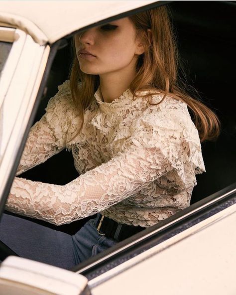 Top In Pizzo, Lace Fashion, Mode Inspiration, Casual Summer Outfits, Looks Vintage, Lace Blouse, A Car, Editorial Fashion, Style Vintage