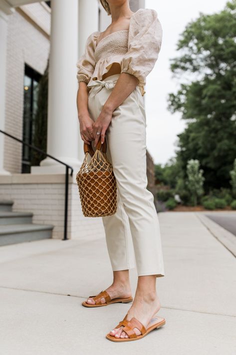 How To Style Slides Sandals, Chic Sandals Flat, Brown Slide Sandals, Tan Sandals Outfit Summer, Brown Slides Outfit, Slide Sandals Outfit Summer, Flat Sandals Outfit Summer, Brown Sandals Outfit Summer, Elegant Sandals Flat