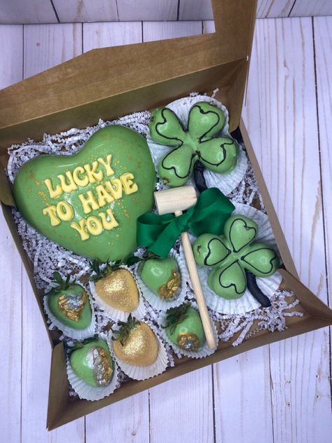 Geode strawberries and 4 leaf clover strawberries St Patrick Strawberries, St Patricks Desserts, St Patrick Day Snacks, Sant Patrick, Breakable Heart, St Patrick's Day Cookies, Caramel Apples Homemade, Strawberry Box, Strawberry Treats