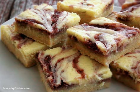 Raspberry cake mix bars Cake Mix Bars Recipes, Cake Mix Bars, Brownies Recipes, Dessert Breads, Raspberry Bars, White Cake Recipe, Cake Mixes, Berry Cheesecake, Raspberry Recipes