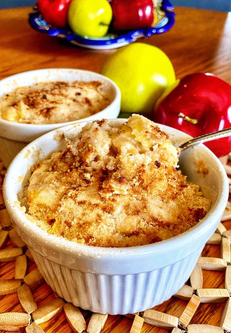 Air Fryer Apple Crumble Low Calorie Apple Crumble, Air Fryer Apple Crumble, Apple Dessert Recipes Easy, Air Fryer Cake Recipes, Recipe Oatmeal, Oatmeal Crumble, Air Fryer Recipes Dessert, New Air Fryer Recipes, Air Fryer Recipes Snacks