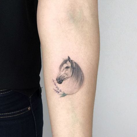 Tattoo Lavender, Spirit Animal Tattoo, Small Horse Tattoo, Animal Tattoo Designs, Horse Shoe Tattoo, Horse Tattoo Design, Cowgirl Tattoos, Rainbow Horse, Lavender Tattoo