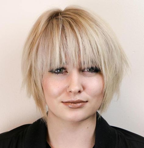 Razored Bob With Bangs For Round Faces Bob Lung, Haircuts For Round Face Shape, Hairstyles For Fat Faces, Short Hair Cuts For Round Faces, Bangs For Round Face, Round Face Shape, Round Face Haircuts, Sopot, Short Hair Styles For Round Faces