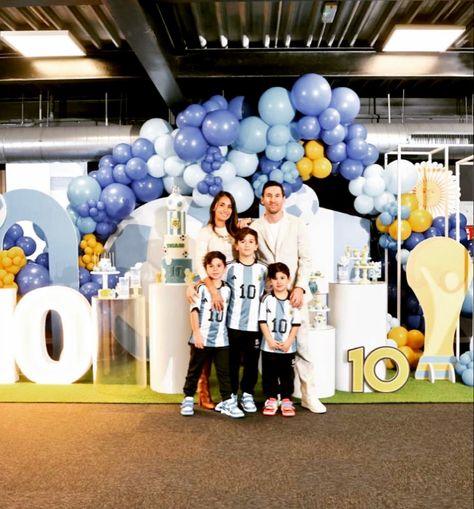 Soccer Birthday Theme, Messi Birthday, Deco Ballon, Soccer Birthday Parties, Football Theme Party, Birthday Table Decorations, Soccer Birthday, Messi Argentina, Football Themes