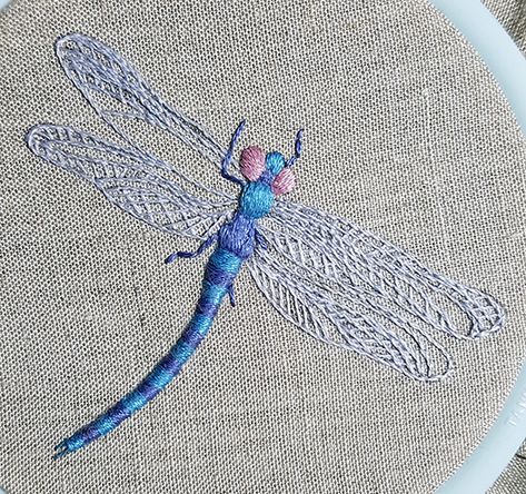 How to embroider a dragonfly step by step - CanevasFolies Blog Dragonfly Hand Embroidery, Dragonfly Embroidery Pattern Free, Dragonfly Embroidery Design, Dragonfly Embroidery, Bugs Embroidery, Embroidery Stitches Beginner, Cushion Embroidery, Embroidery Stitches Tutorial, Embroidery Patterns Free