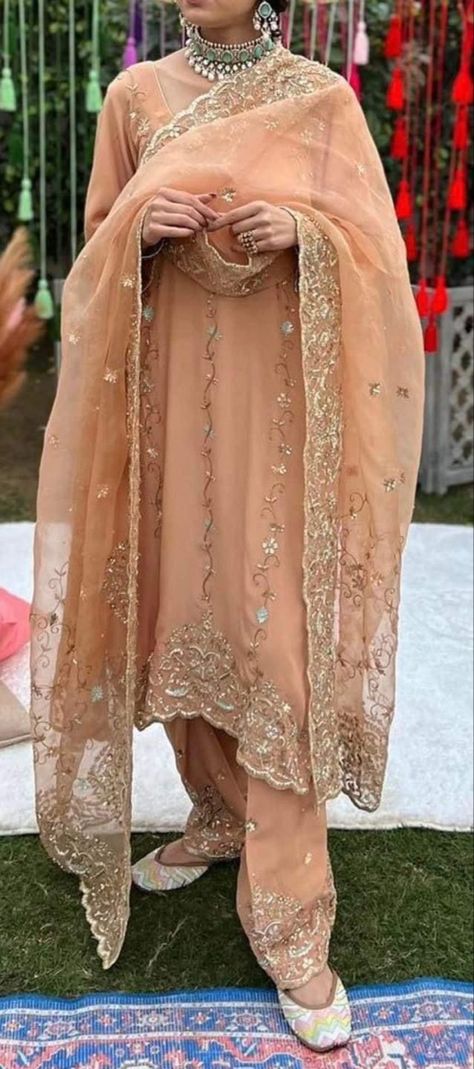 Simple Suits Indian, Simple Suits, Punjabi Dresses, Suits Indian, Patiala Suit Designs, Bridal Suits, Designer Punjabi Suits, Punjabi Outfits, Boutique Suits