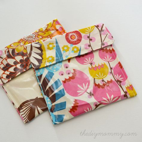 Sew an Easy Reusable Snack Bag in 15 Minutes! #backtoschool #DIY Fabric Snack Bags, Diy Bags No Sew, Plastic Bag Storage, Reusable Snack Bag, Sew Ins, Costura Diy, Sac Lunch, Small Sewing Projects, Snack Bags