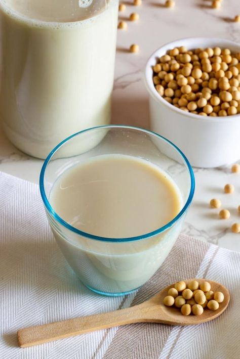 Soy Milk Soy Milk Recipes, Homemade Soy Milk, Nut Milk Recipe, Vegan Drinks Recipes, Oat Milk Recipe, Post Workout Smoothie, Plant Milk, Vegan Drinks, Ayam Goreng