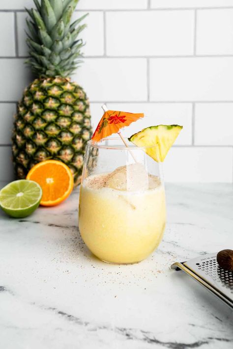 Tropical Pineapple and Coconut Mocktail (Virgin Painkiller) - foodworthfeed Pina Colada Smoothie Recipe, Healthy Pina Colada, Hula Hop, Pina Colada Smoothie, Kid Friendly Drinks, Pina Colada Recipe, Popular Cocktails, Coconut Milk Recipes, Tropical Smoothie