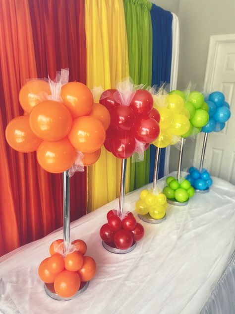 Cocomelon Party Table Decorations, How To Balloon Decorations, Sesame Street Balloon Centerpieces, Diy Balloon Table Centerpiece, Cocomelon Balloon Centerpiece, Diy Balloon Topiary, Cocomelon Centerpieces Girl, Coco Melon Centerpieces, Cocomelon Party Centerpieces