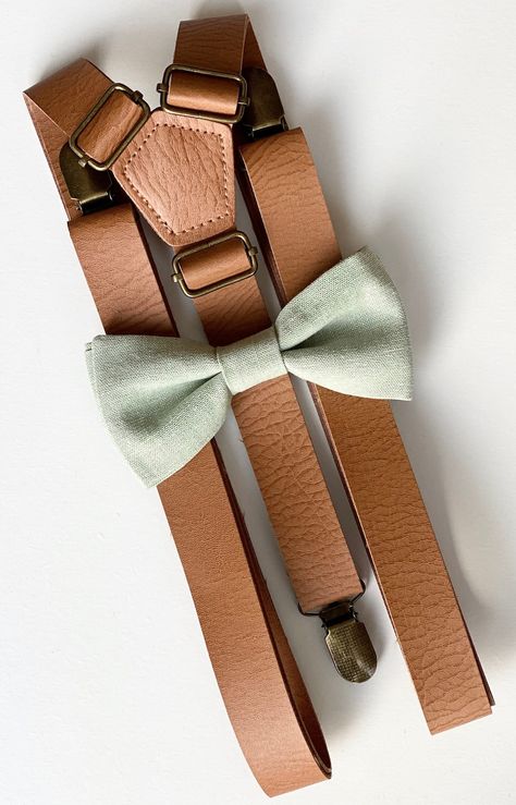 Pale Sage Bow Tie-tan Leather Suspenders-dusty Green Bow Tie - Etsy Romania Spring Minis, Wedding Suspenders, Brown Suspenders, Suit Groom, Suspenders Wedding, Tan Wedding, Green Bow Tie, Outfit Birthday, Bearer Outfit