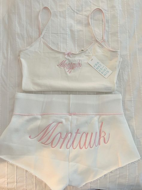 Summer East Coast, Malibu Princess, Summer Beach Girl, Summer Outfit Beach, East Coast Summer, White Summer Outfits, 2000s Coquette, Hamptons Summer, Bows Pink