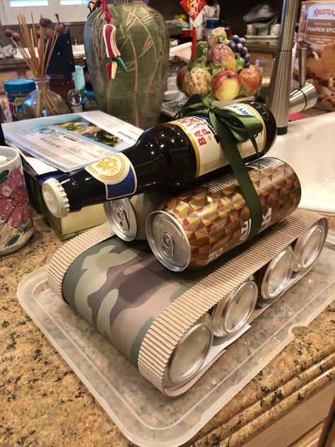 Cardboard Beer Box Crafts, Beer Tank Gift, Tank Z Piva, Beer Box Gift Ideas, Beer Present Ideas, Diy Beer Cake, Beer Birthday Gifts, Beer Themed Gifts, Beer Can Cakes