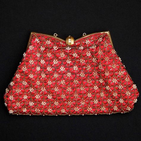 1930s 20th Century Fashion, 1930s Fashion, Vintage Purses, Clutch Handbag, Evening Bags, Designer Handbags, Vintage Outfits, Casual Shorts, Fashion Beauty