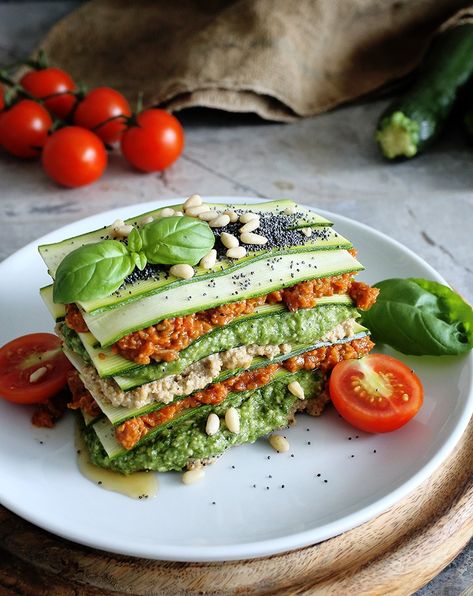 Raw Vegan Lasagne •  Maybe switch Avocado for roasted pepper pesto Resep Pasta, Raw Vegan Diet, Vegan Lasagna, Red Lentils, Resep Diet, Raw Diet, Makanan Diet, Raw Food Diet, Diet Vegetarian