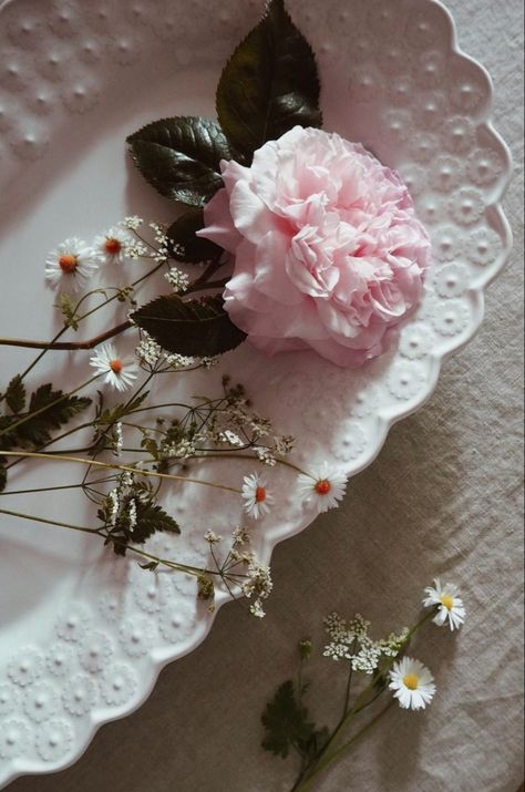 Pink Peonies with Little Daisy Flowers Daisy Wedding, Dope Jewelry, Daisy Flowers, Pink Peonies, Simple Elegance, Daisy Flower, Peonies, Tulips, Daisy