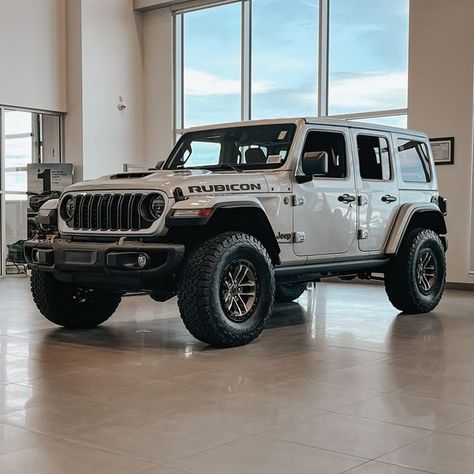 White Rubicon Jeep, Carros Aesthetic, Cool Jeeps Wrangler, White Jeep Wrangler Unlimited, Jeep Wrangler 392, White Jeep Wrangler, White Wrangler, White Jeep, Jeep Car