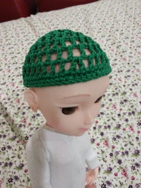 Great tutorial on crocheting a wig cap for a doll.  She used DC for the cap, then attached 8 strands of yarn at a time. Diy Crochet Wig, Crochet Wig Pattern, Crochet Doll Wig, Wig With Fringe, Crochet Christmas Garland, Crochet Kids Scarf, Yarn Wig, Crochet Scarf Easy, Crochet Wig