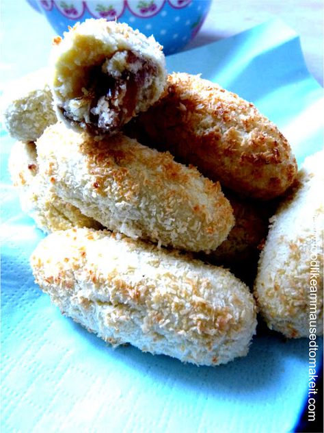 Date Rolls With Coconut Recipe - Food like Amma used to make it Date Roll, Date Biscuits, Lime Tartlets, Farali Recipes, Date Rolls, Podi Recipe, Coconut Recipe, Biscuit Rolls, Recipe Indian