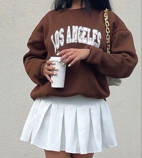 Brown la sweatshirt with white writing white pleated tennis skirts Instagram outfit inspiration it girl soft girl back to school fashion inspo ootd sneaker fit Mini Skirt And Jumper Outfit, Pleated Skirt Outfit Aesthetic, Casual Short Outfits, Skirt And Jumper Outfit, Brown Pleated Skirt Outfit, Outfits With Pleated Skirts, Tennis Skirt And Sweatshirt, Skirt And Sweatshirt Outfit, White Pleated Skirt Outfit