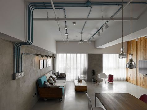 exposed electrical conduit, concrete, oak Modern Industrial Apartment, Masculine Apartment, Industrial Apartment, Eclectic Interior Design, Style Loft, Design Del Prodotto, Eclectic Interior, Loft Style, Apartment Design