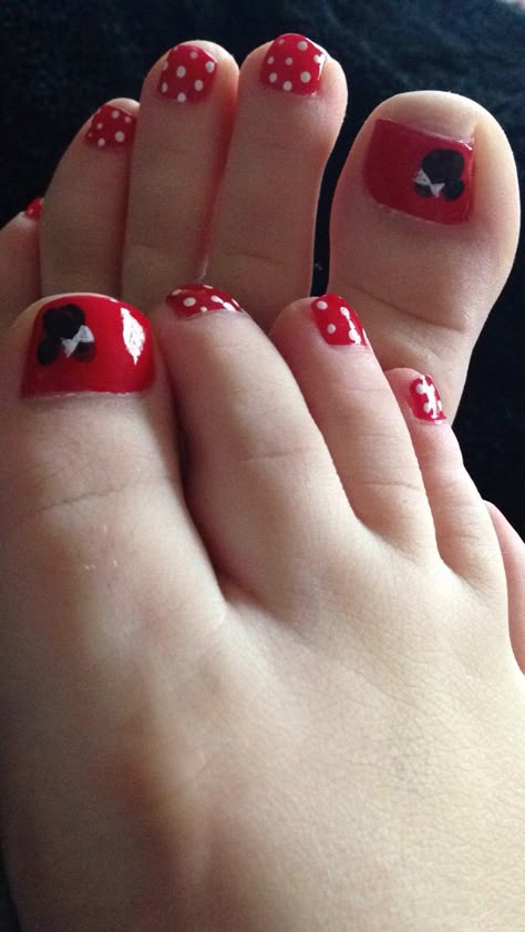 Minnie Mouse Pedicure Mickey Mouse Nail Art, Unicorn Nails Designs, Nails Disney, Nails Videos, Disney Nail Designs, Mickey Mouse Nails, Minnie Mouse Nails, Cruise Nails, Mickey Nails