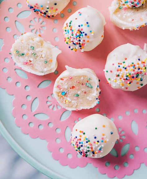 These cake batter bites are a simple dessert recipe, only taking 30 minutes to complete. Make these for DIY gifts or serve them at any occasion! Funfetti Cake Balls, Sprinkle Cake Pops, Rainbow Sprinkle Cake, Birthday Cake Batter, Pear And Almond Cake, Diy Cake Pops, Rainbow Sprinkle, Funfetti Cake Mix, Making Breakfast