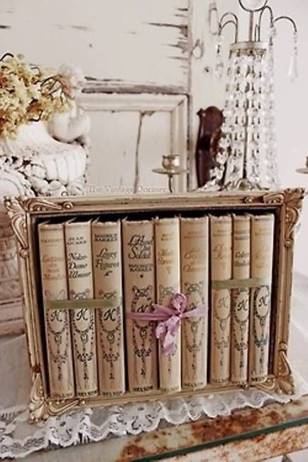 25 Ideas for Shelves Decoration with Books Creating Beautiful Displays Markus Zusak, Decoration Shabby, Decor Shabby Chic, Odaiba, Decorating Shelves, French Books, Shabby Chic Vintage, Book Display, Shabby Vintage