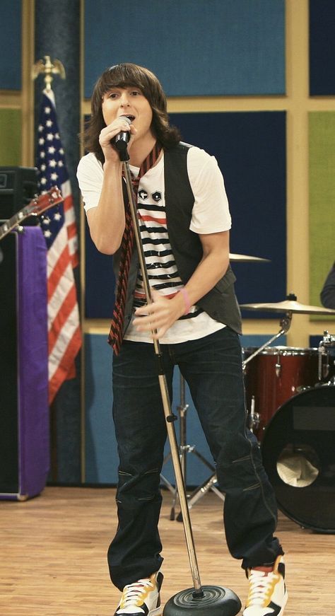 Oliver From Hannah Montana, Hannah Montana Oliver, 2000s Rocker Outfit, Junie B Jones Costume, Looks 2000s, Mitchell Musso, Hannah Montana Outfits, Mitchel Musso, Hannah Miley