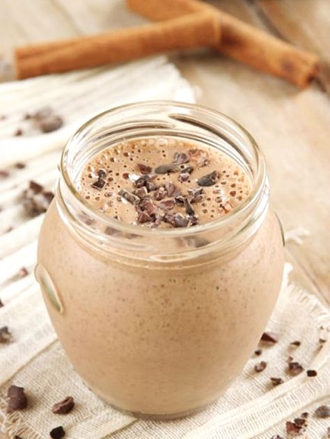 Mexican Chocolate Smoothie Recipe - a healthy, dairy-free delight with little flecks of cacao nibs and notable spice throughout. Naturally vegan and paleo. Korea Recipes, Chocolate Smoothie Recipes, Chocolate Banana Smoothie, Dairy Free Breakfasts, Mexican Chocolate, Chocolate Smoothie, Vegan Smoothies, Smoothie Shakes, Banana Smoothie