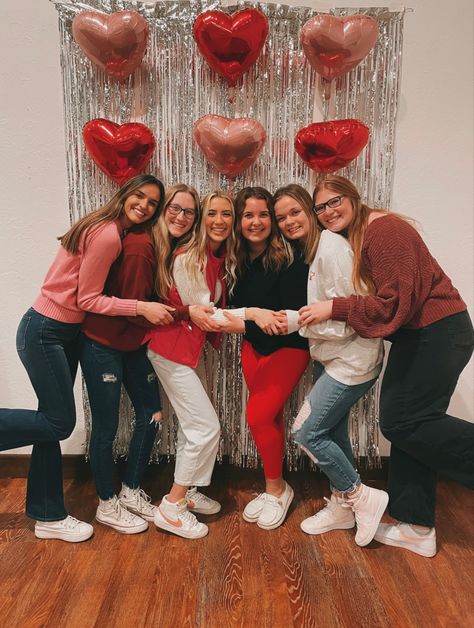 Happy Galentine’s Day Decor, Galentines Party Teen, Galentines Party Sorority, Galentines Party College, Valentine’s Day Friends Party, Girls Valentines Party Aesthetic, Valentines With Friends Aesthetic, Galentines Party Church, Galentines Party Backdrop