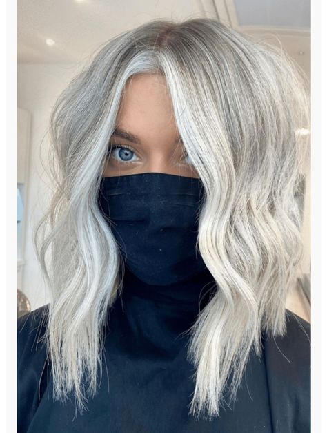 Trending Hairstyles 2022, Shoulder Length Wavy Hairstyles, 2022 Hair Trends, Bobs Hairstyles, Medium Length Bobs, Icy Blonde Hair, Hairstyles Medium Length, Wavy Hairstyles Medium, Wavy Hairstyles